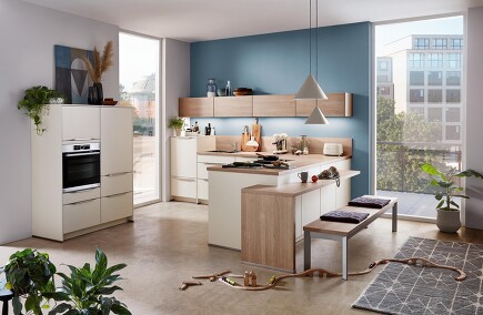 Wohnlichkeit für die ganze Familie. Diese gemütliche Küche im Dekor FASHION 175 in Magnolia ist modern und passt sich ideal in den offenen Wohnbereich ein. Wohnlichkeit für die ganze Familie. Diese gemütliche Küche im Dekor FASHION 175 in Magnolia ist modern und passt sich ideal in den offenen Wohnbereich ein.